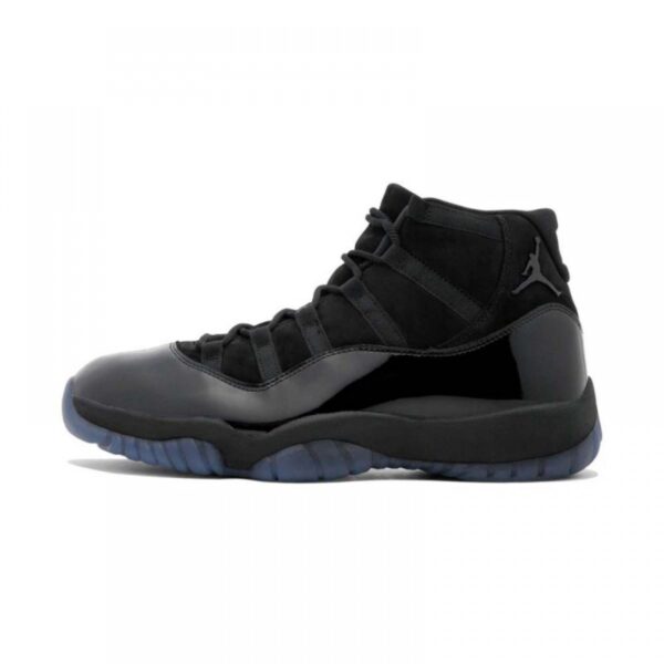 Voici l'AJ 11 'Cap and Gown' - un ajout élégant et stylé à votre collection de chaussures