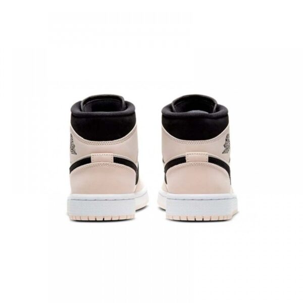 Voici la AJ 1 Mid 'Barely Orange' en (W) avec des accents Light Violet – Image 4